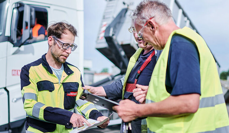 Mitarbeiter besprechen Entsorgungskonzept für die Logistik