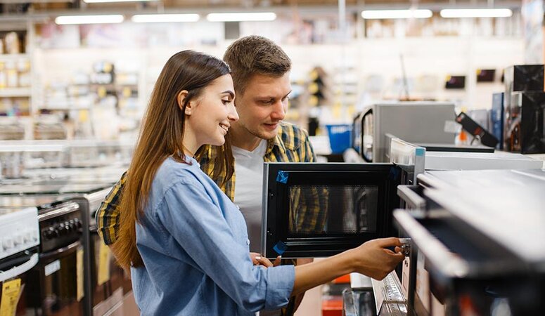 Ein Paar beim Kauf von Elektroartikel im Geschäft